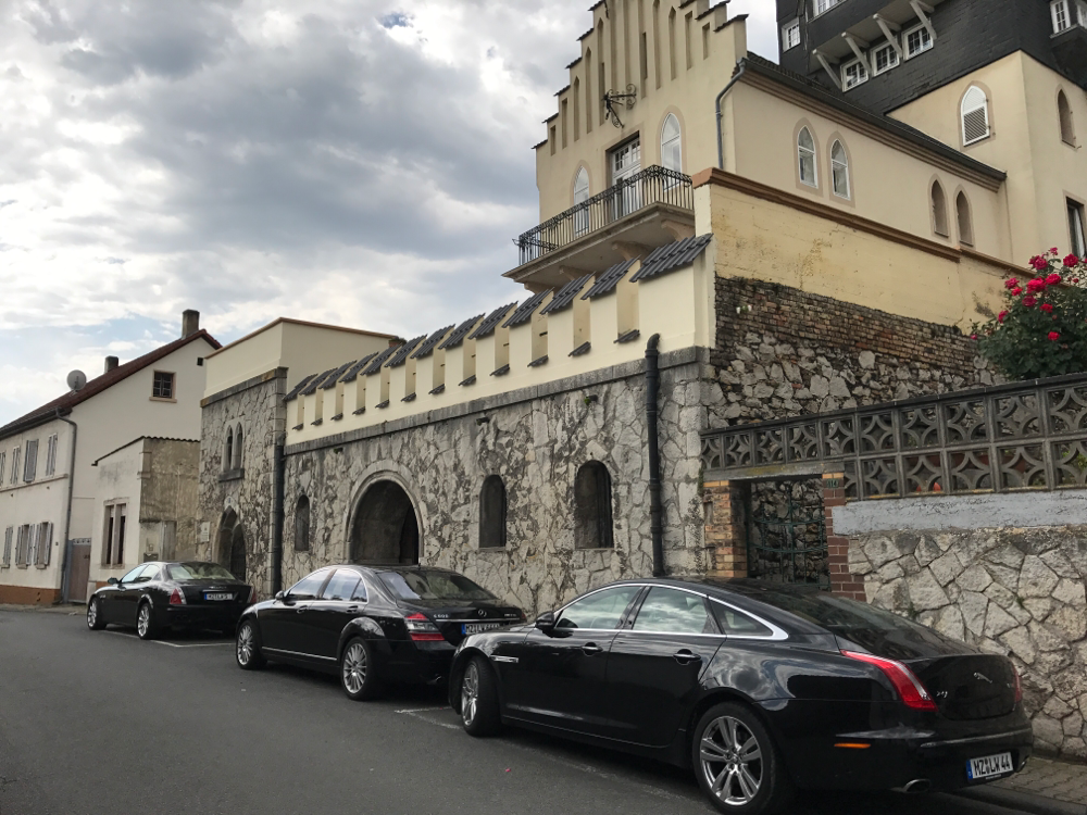 Maserati, S Klasse, Jaguar vor einem Weingut