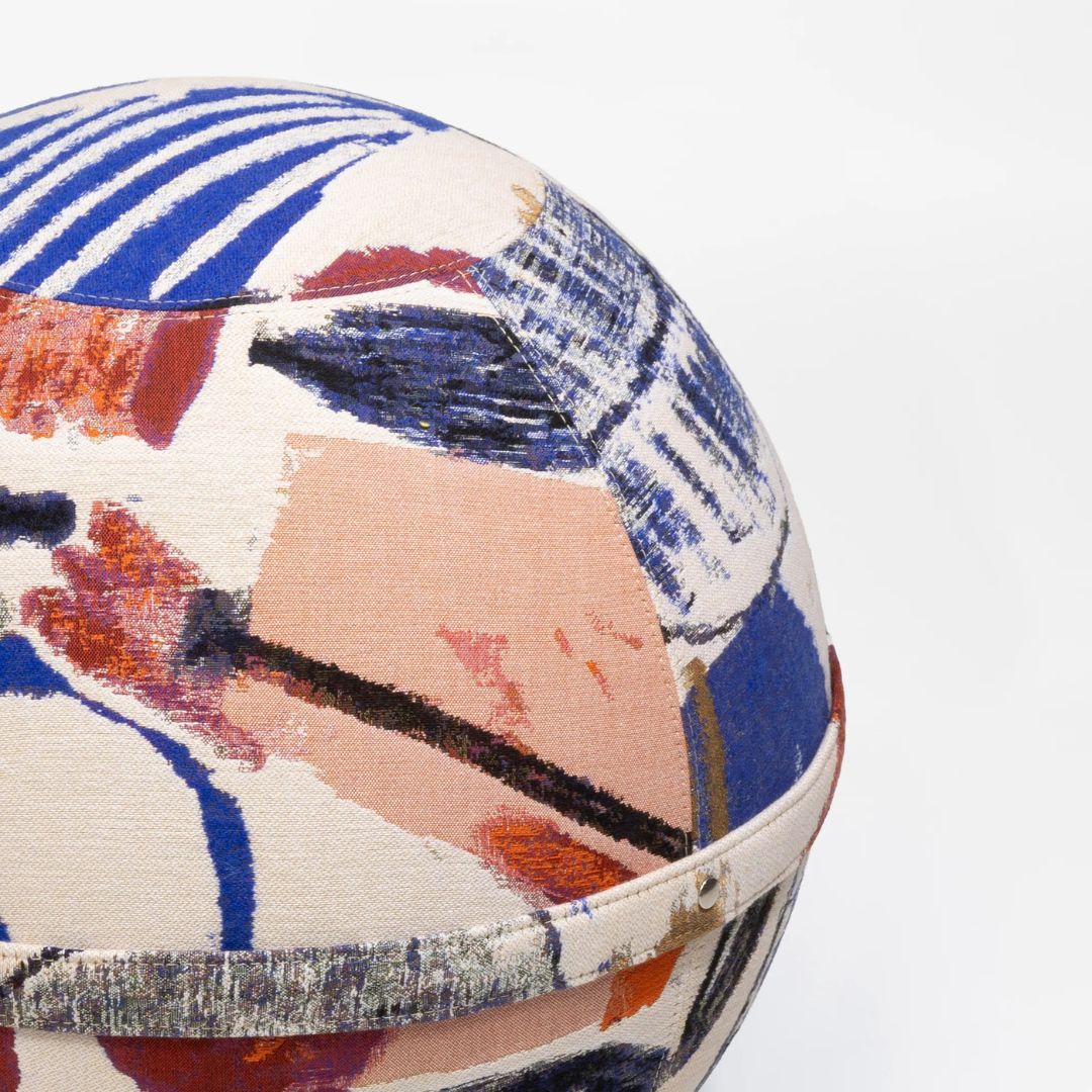 zoom-tissu-motif-artistique-siege-bloon-pierre-frey.jpg