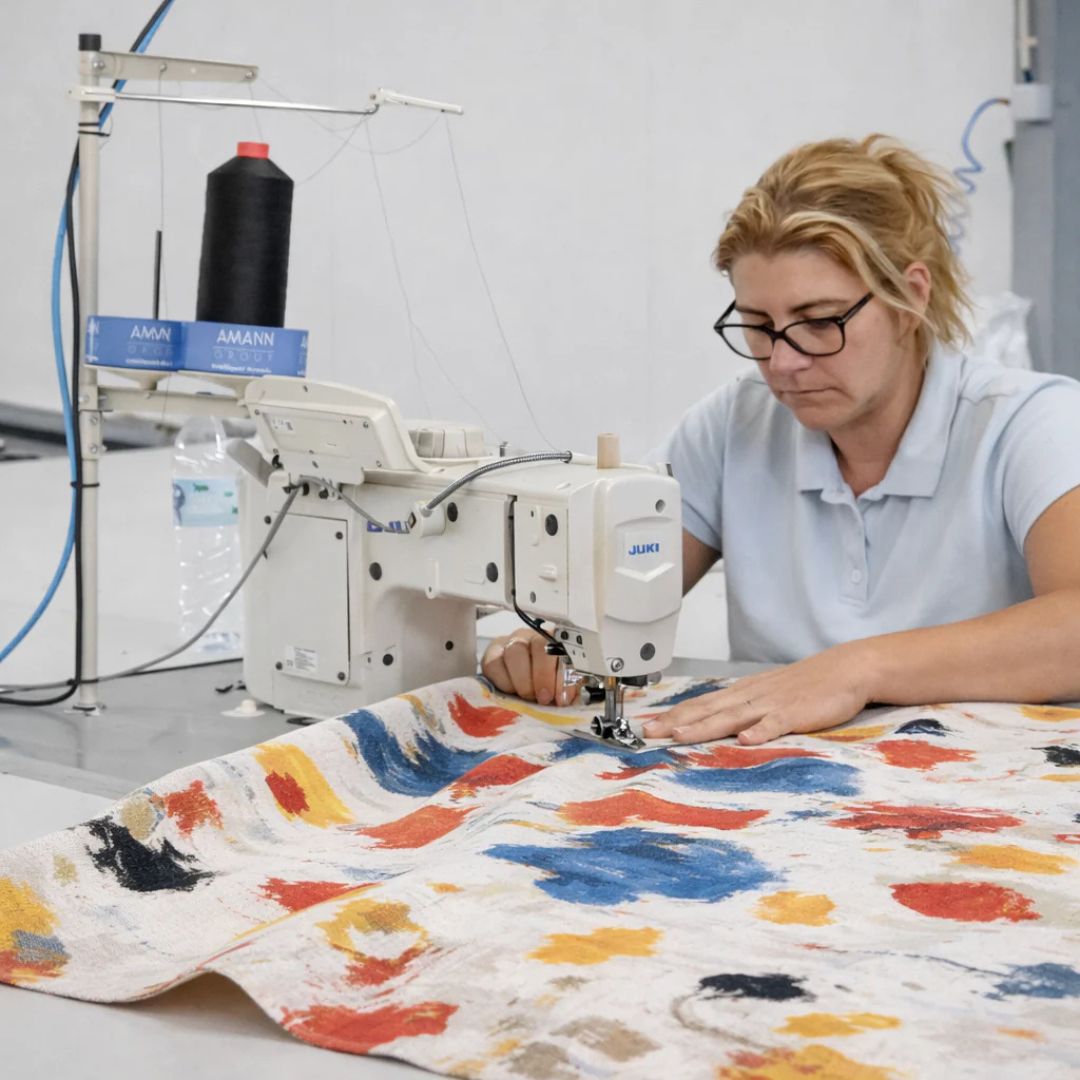 Confection artisanale à la main au Portugal de la housse de siège en tissu d'artiste Pierre Frey.