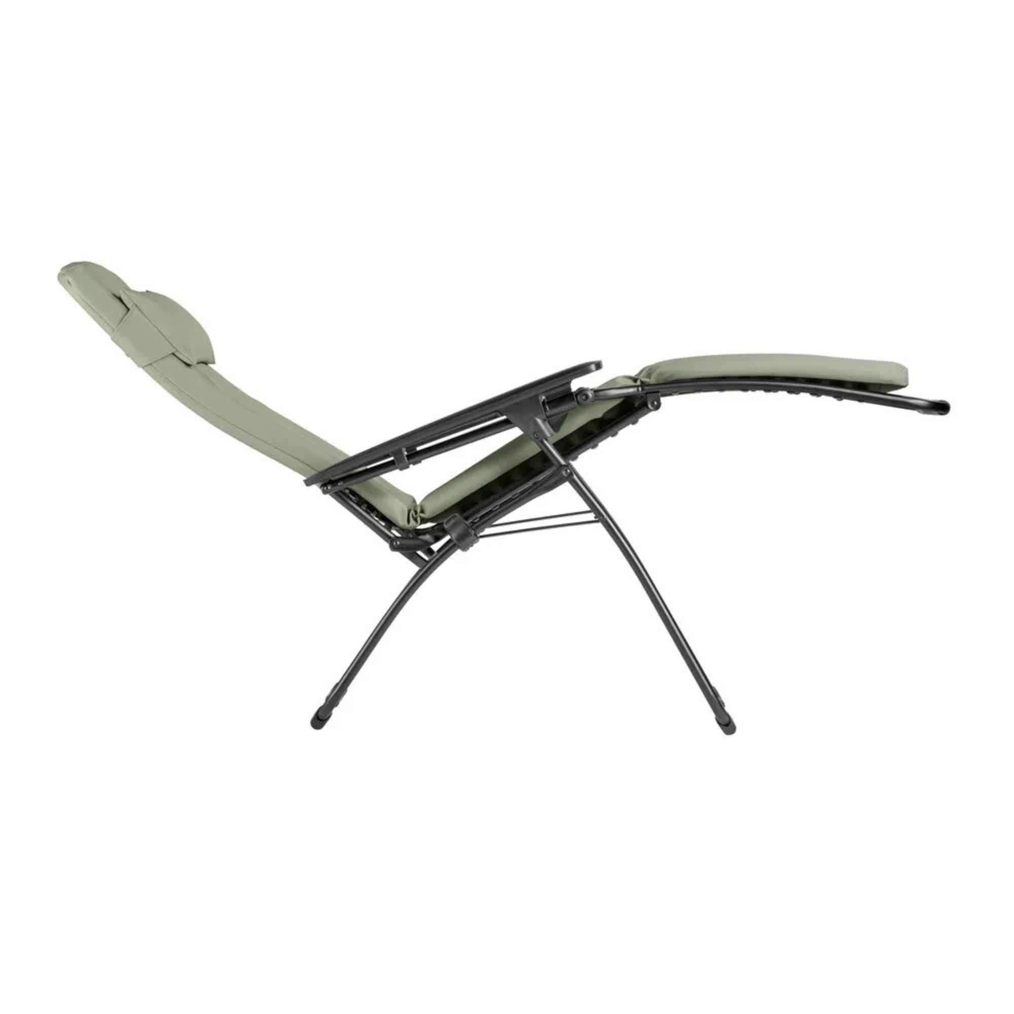 Fauteuil de relaxation Lafuma vert sauge en position inclinée "Zéro Gravité", vue de profil, pour une détente maximale.