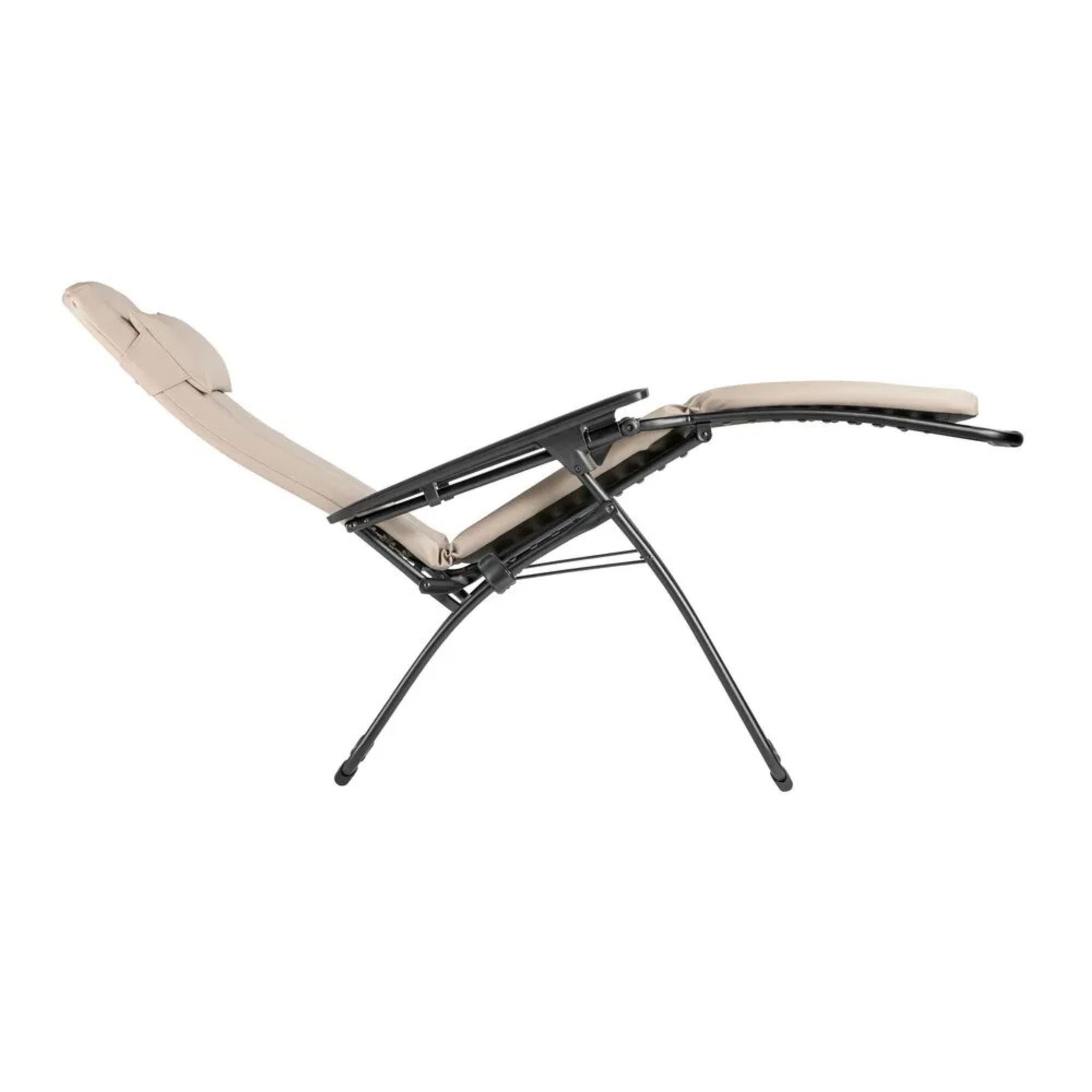 Fauteuil relax Vital Lafuma beige gypse vu de profil, en position Zéro Gravité inclinée