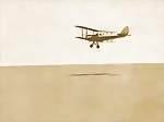 Il Tiger Moth in volo sopra il deserto egiziano.