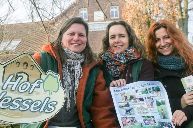 Freuen sich schon auf die Ferienaktionen auf dem Hof Wessels: (v.l.) Anika Jäger, Karina Spohr und Nicole Gwizdek.