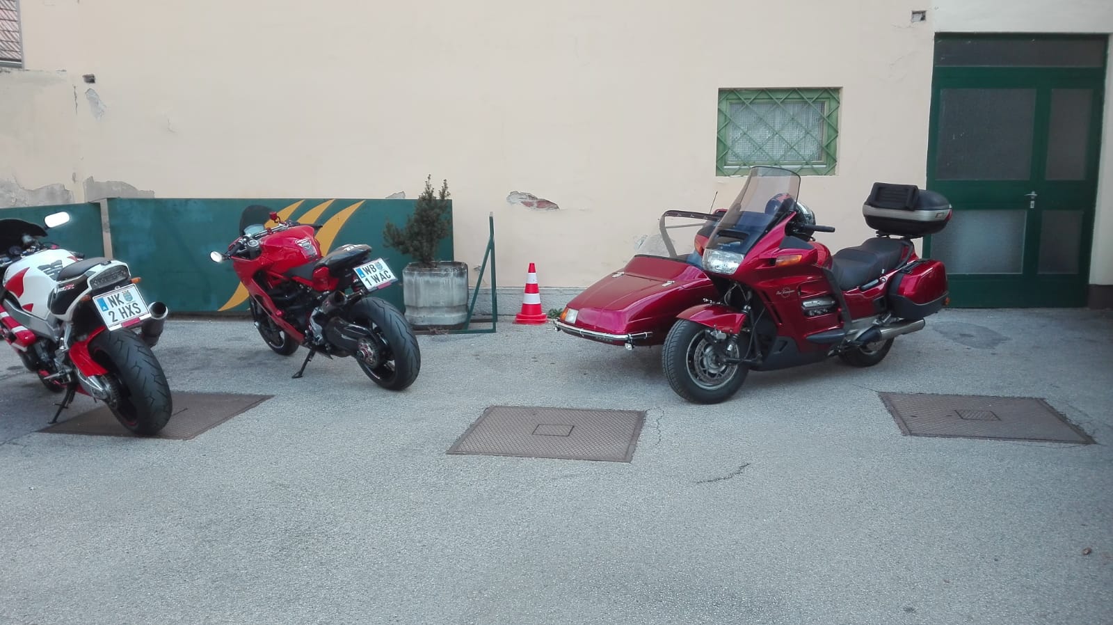 Ducati Supersport S & Honda CBR Fireblade & Honda VT 1100 mit Beiwagen