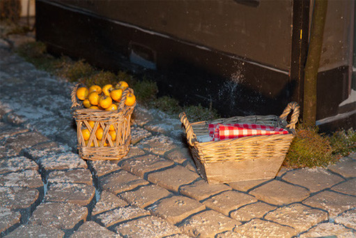 Der Korb der Marktfrau und der Korb der Wäscherin in der Milieukrippe von Sankt Maria in Lyskirchen Koeln