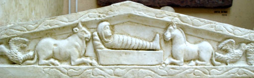 Rind und Esel bei dem Jesuskind (Sarkophags des Stilicho; früher in St. Ambrosius, Mailand; um 385 n. Chr.)