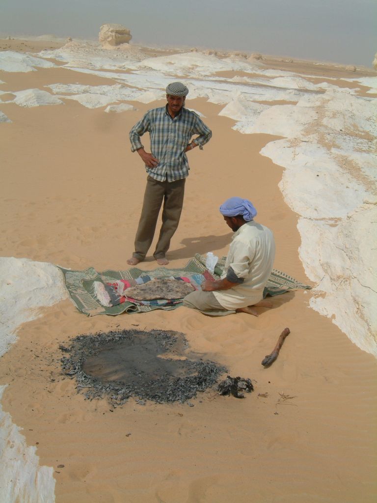 La cuisson du pain dans le sable