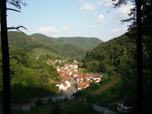 Ferienwohnung im Pfälzerwald, Sonja Anton Rinnthal, Pfalz, Südliche Weinstraße, Blick auf den Ort