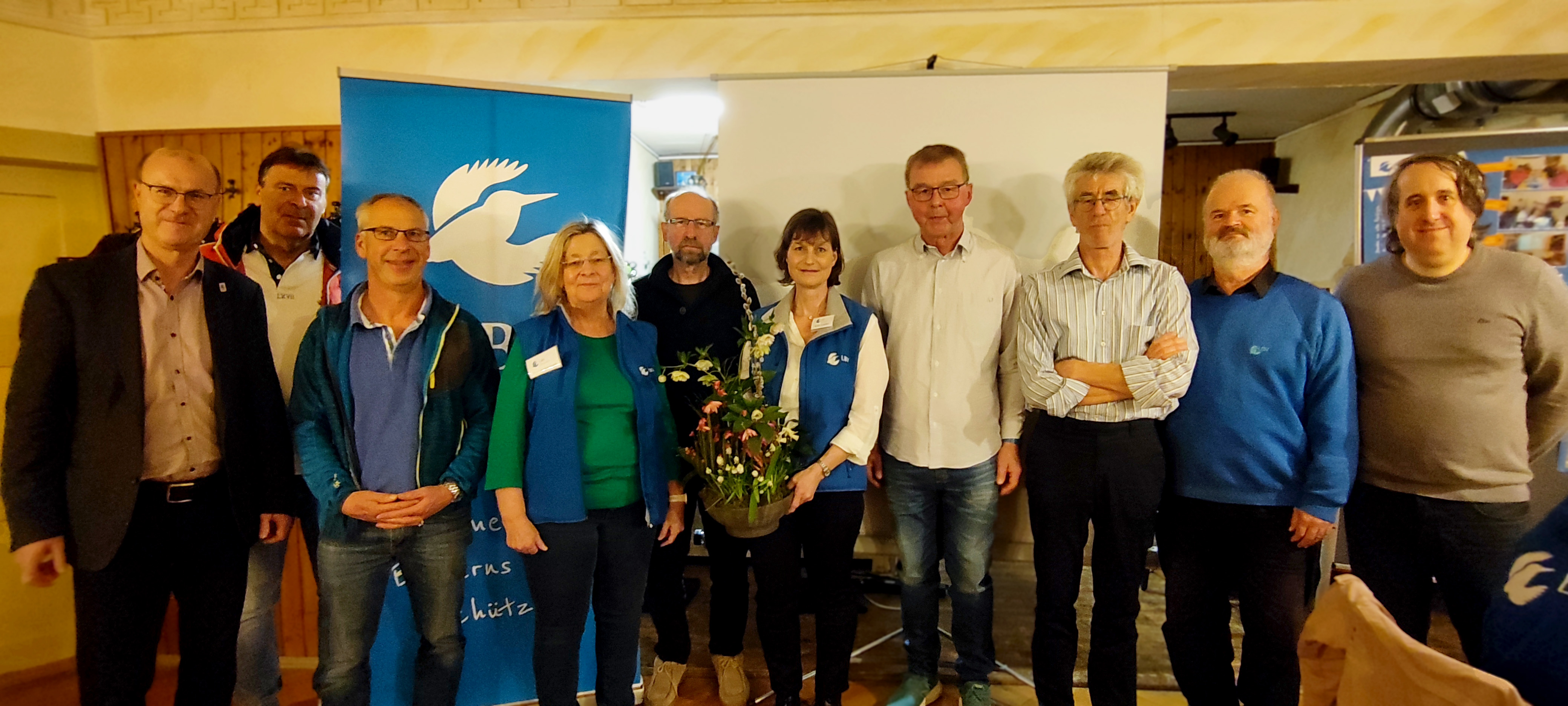 N. Schäffer (v. links), Beisitzer Martin Kittsteiner u. Thomas Mulzer, stellv. Vorstände Bruni Krüßel Frank und Hubert Christ, Vorstand Anita Schäffer, Schatzmeister Erhard Korzer, Beisitzer Wilfied Braun und Ruppert Zeiner, Schriftführer Markus Hempfling