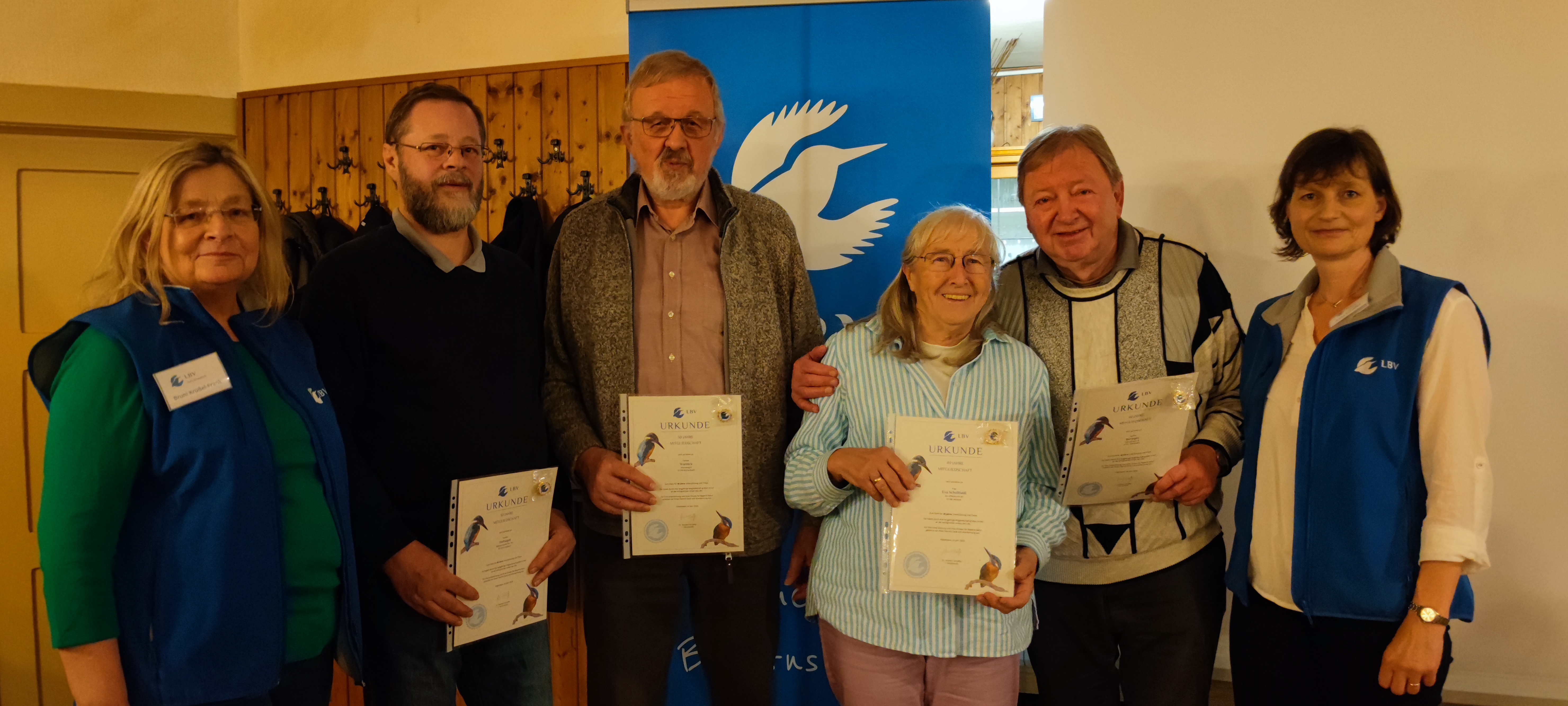 Bruni Krüßel Frank ( links außen) und Anita Schäffer (rechts außen) ehren ( v. links) Georg Warnick und Dr. Horst Hufnagel für 30 Jahre Mitgliedschaft und Eva Schultheiß und Bernd Behringer für 40 Jahre Mitgliedschaft.