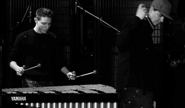 Thomas Sporrer spielt Vibraphon mit vier Schlägeln bei einem Konzert im Carl-Orff-Saal München