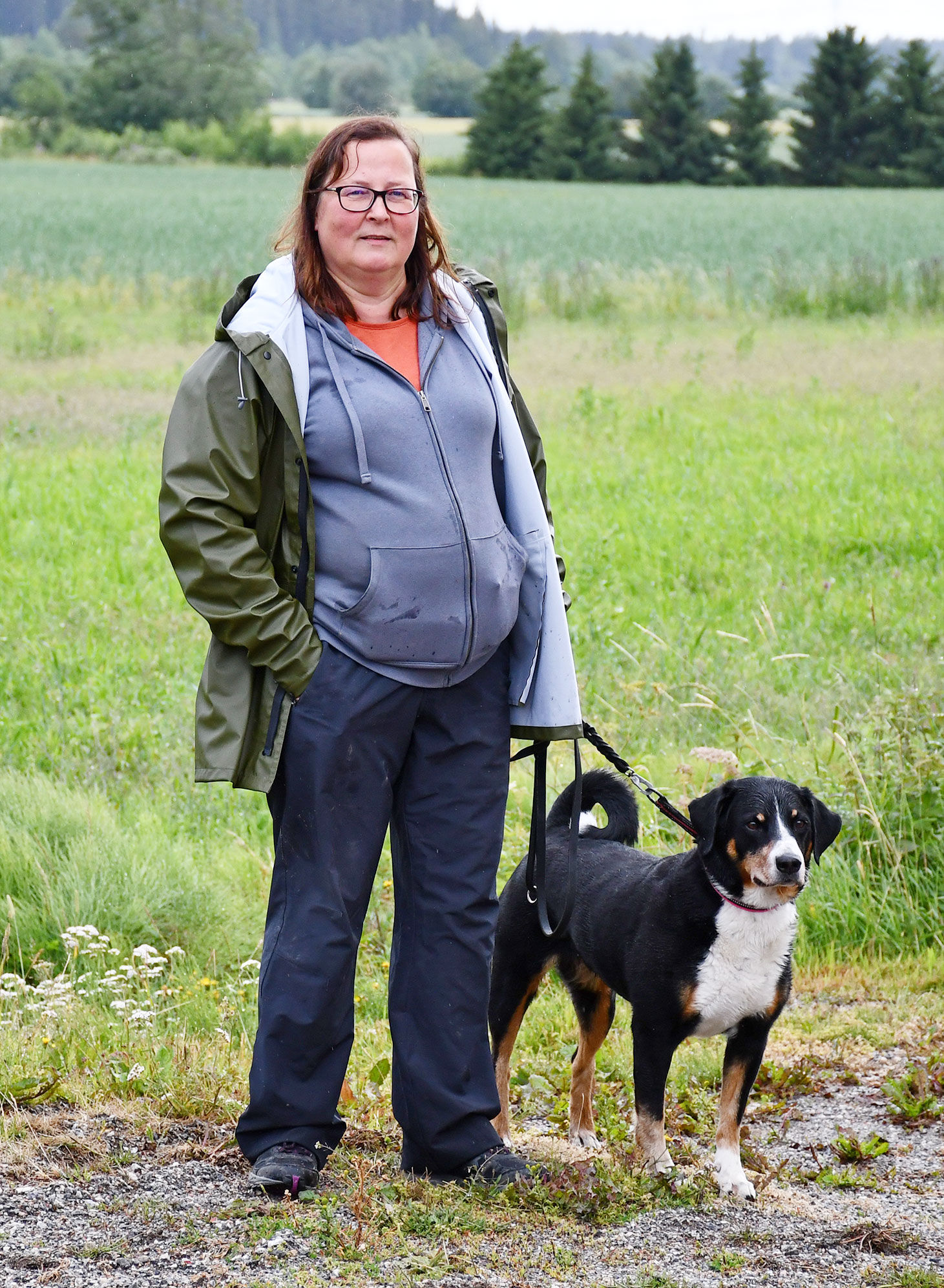 Taina Lestelin mit ihrem Hund.