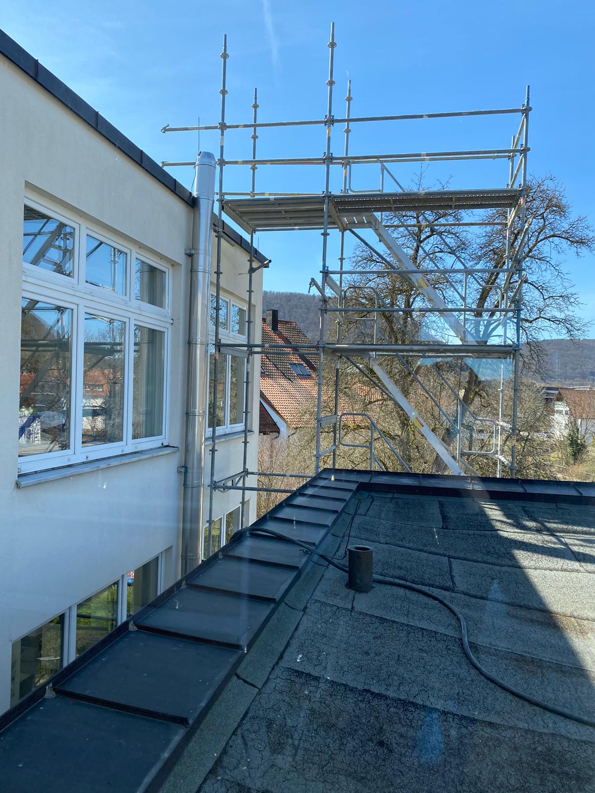 29/03/2021: Die Arbeiten am Dach beginnen