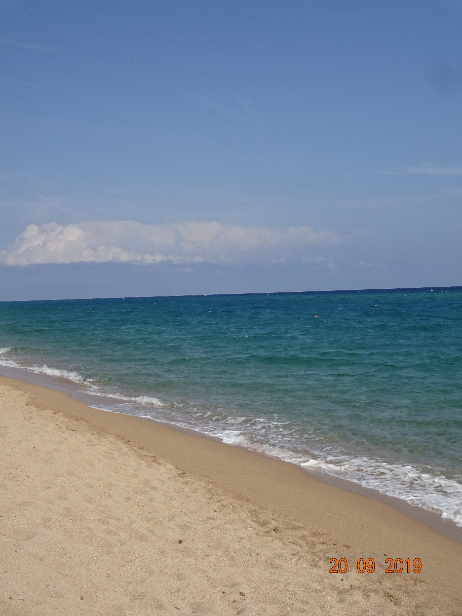 Nun ist diese Reise fast zu Ende. Wir sind nur noch dieses Wochenende auf Sardinien - und dann geht's mit der Fähre am 23. September wieder auf das Festland zurück. Vier Wochen haben wir diese italienische Urlaubsinsel bereist und uns von der Schönheit der Natur überzeugen lassen. Ich möchte mich auf ein kleines Fazit beschränken:  Es gibt Sardininliebhaber und es gibt Korsikaliebhaber. Mit dem Wohnmobil ist die Insel Sardinien natürlich besser zu bereisen. Ich bin ein Korsika-Fan. Warum das so ist? Das zu beantworten würde zu weit führen. Nur soviel sei gesagt: Auf Korsika ist man am Meer und in den Bergen zugleich. Das ist auf Sardinien nicht so.Wir waren auf Korsika und jetzt auf Sardinien auf Wegen unterwegs, die man eigentlich mit einem größeren Womo nicht fahren kann. Deshalb haben wir sehr viele Ecken kennengelernt, die man normalerweise in zwei Wochen Strandurlaub nicht sieht. Und wir waren dieses Mal etwas zu früh unterwegs. Auch von Mitte /Ende August bis in den September ist noch fast Hochsaison. Das haben wir auf Korsika nicht so in Erinnerung. Die Sarden leben mit und von den Touris und sind auch dementsprechend freundlich. 