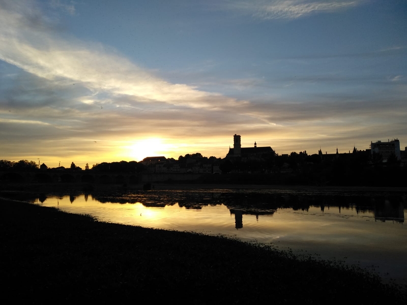 Ein schöner Sonnenuntergang hier an der Loire mit Blick auf die Altstadt lässt den Tag ausklingen.