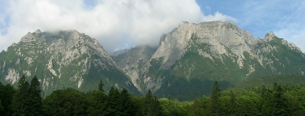 Das ist der Blick vom Tal auf die Bucegi-Berge 