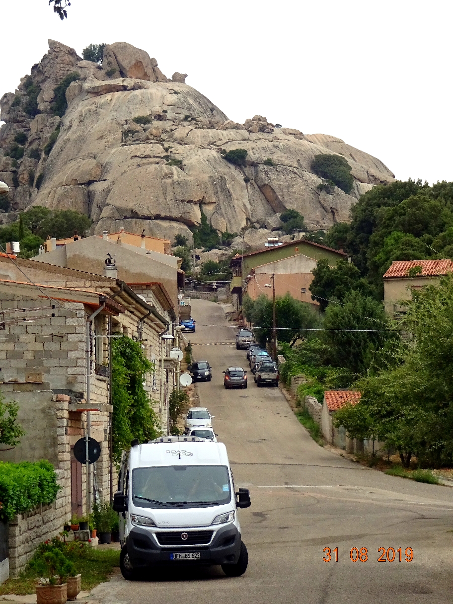 Ja, das war schon spektakulär! Dieser gewaltige Anblick!  Das Dorf liegt malerisch an einer Bergkette mit tollem  Ausblick! Die Straße "Strada panoramica" führt um den Ort herum, immer mit Blick auf die schroffen Granitfelsen.