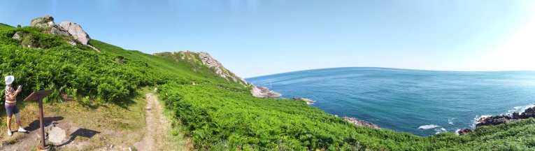 Es wird landschaftlich immer schöner und die westliche Seite der Cotentin-Halbinsel ist ein kleines Paradies, besonders für die Wanderer. Wir wollen alles ein paar Tage "sacken" lassen und haben uns deshalb einen kleinen Camping ausgesucht.