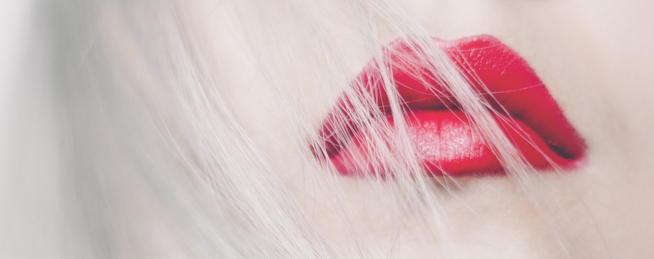 levres de femme avec cheveux devant