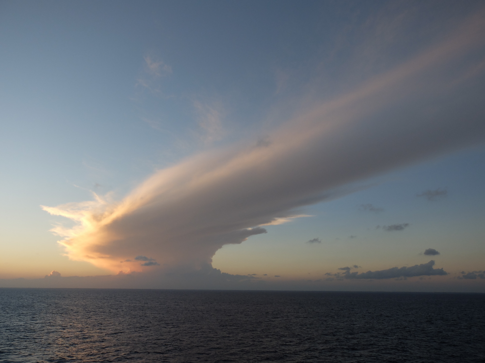 旅のラストにでっかい母船?翼?の雲登場