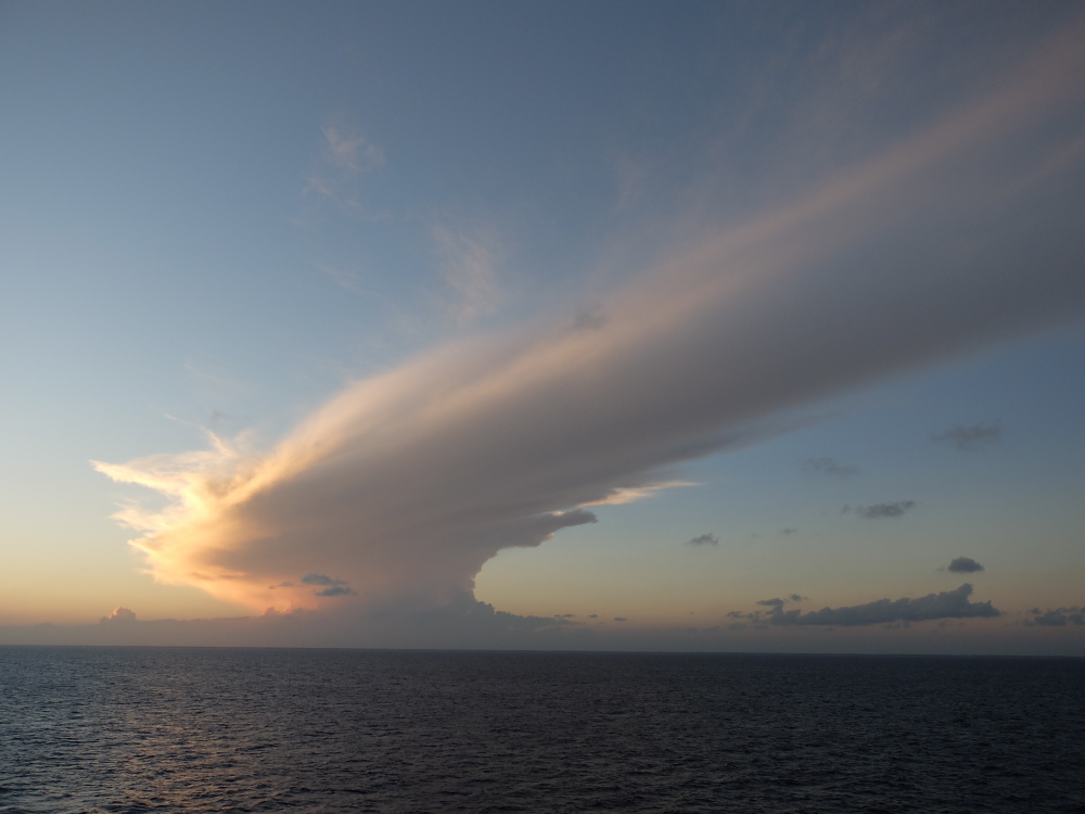 旅のラストにでっかい母船？翼？の雲登場