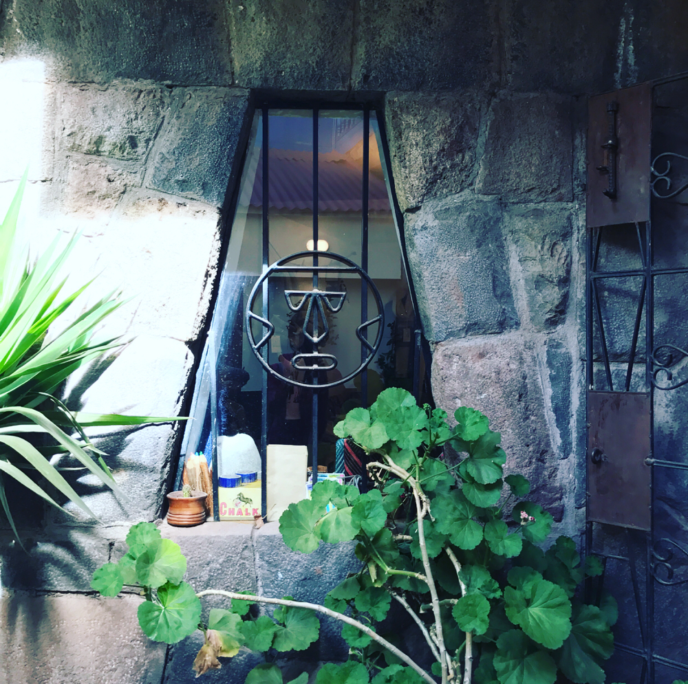 何が見える?顔?窓?植物?雑貨?物事は1つの意味だけじゃない。