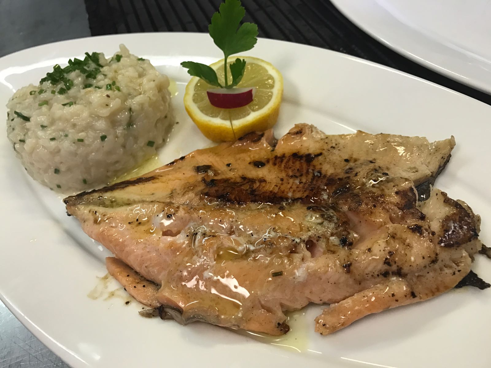 Lachsforellenfilet mit Weißweinrisotto