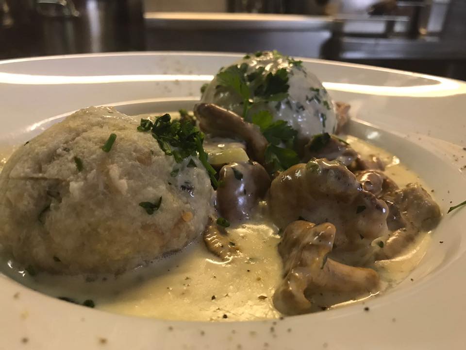 Semmelknödel mit Pfifferlinge in einer Rahmsauce 