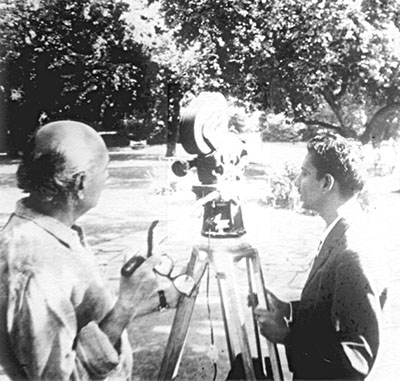 Vithalbhai Jhaveri (left) shooting for his documentary film Mahatma, 1968.