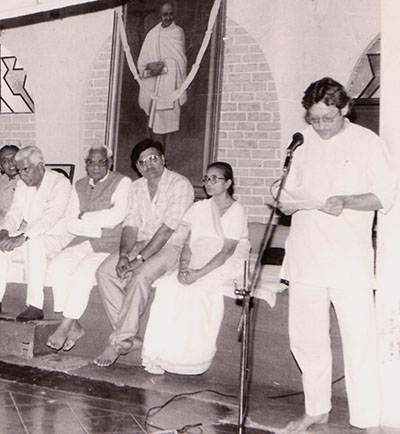 Peter Ruehe delivering a speech at Rashtriashala, Rajkot, in 1991. Second right: Abhabehn Gandhi. Second left: Vajubhai Vala, the then major of Rajkot.