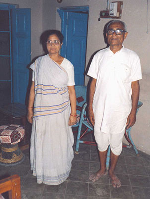 Abha and Kanu Gandhi in their house at Rashtriyashala, Rajkot, 1985.