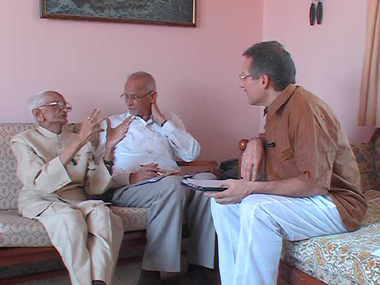 Peter Rühe talks with Fakhruddin M. Shamsi about India's independence movement and Mahatma Gandhi, Mumbai, February 25, 2005.