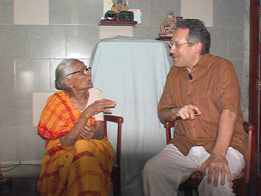 Peter Rühe talks with Savitaben Desai about India's independence movement and Mahatma Gandhi, Mumbai, February 25, 2005.