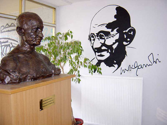 Büste von Mahatma Gandhi in der Mahatma-Gandhi-Oberschule in Berlin-Marzahn.