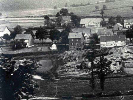 1. An der Hauptstraße bei Haus Krumm/Bäcker, abgebrochen 1947