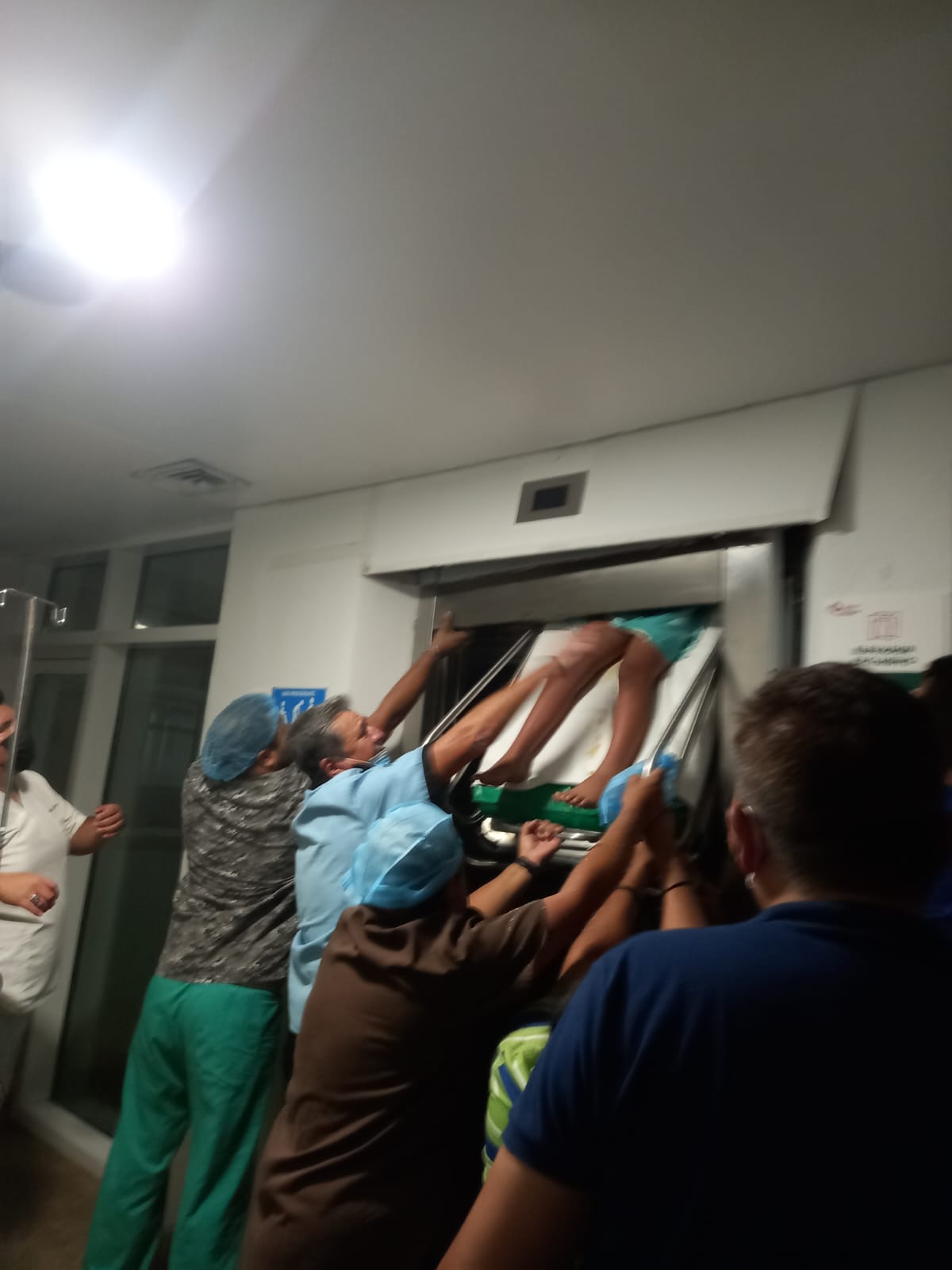 La menor quedó atrapada en el elevador.