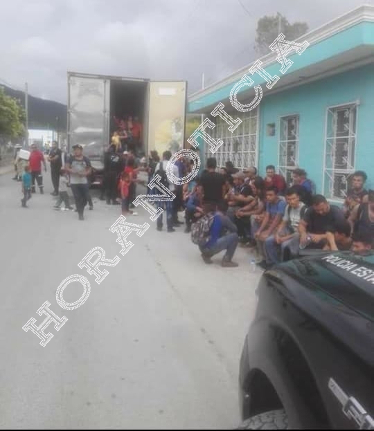 Los inmigrantes viajaban en la caja de un trailer