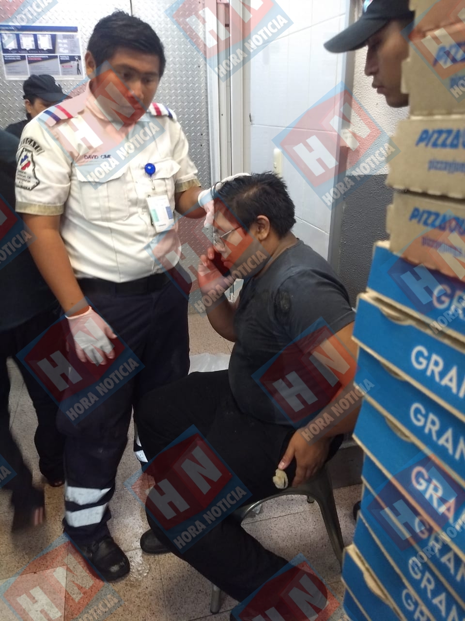 El gerente resulto lesionado con una herida en la frente. 