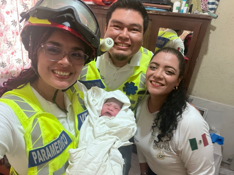 Zandibel Román y Fernanda Merino recibiendo un bebe en un parto en un domicilio de playa del Carmen.