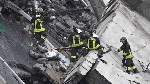 Cuerpos de emergencia buscando sobrevivientes entre los escombros 