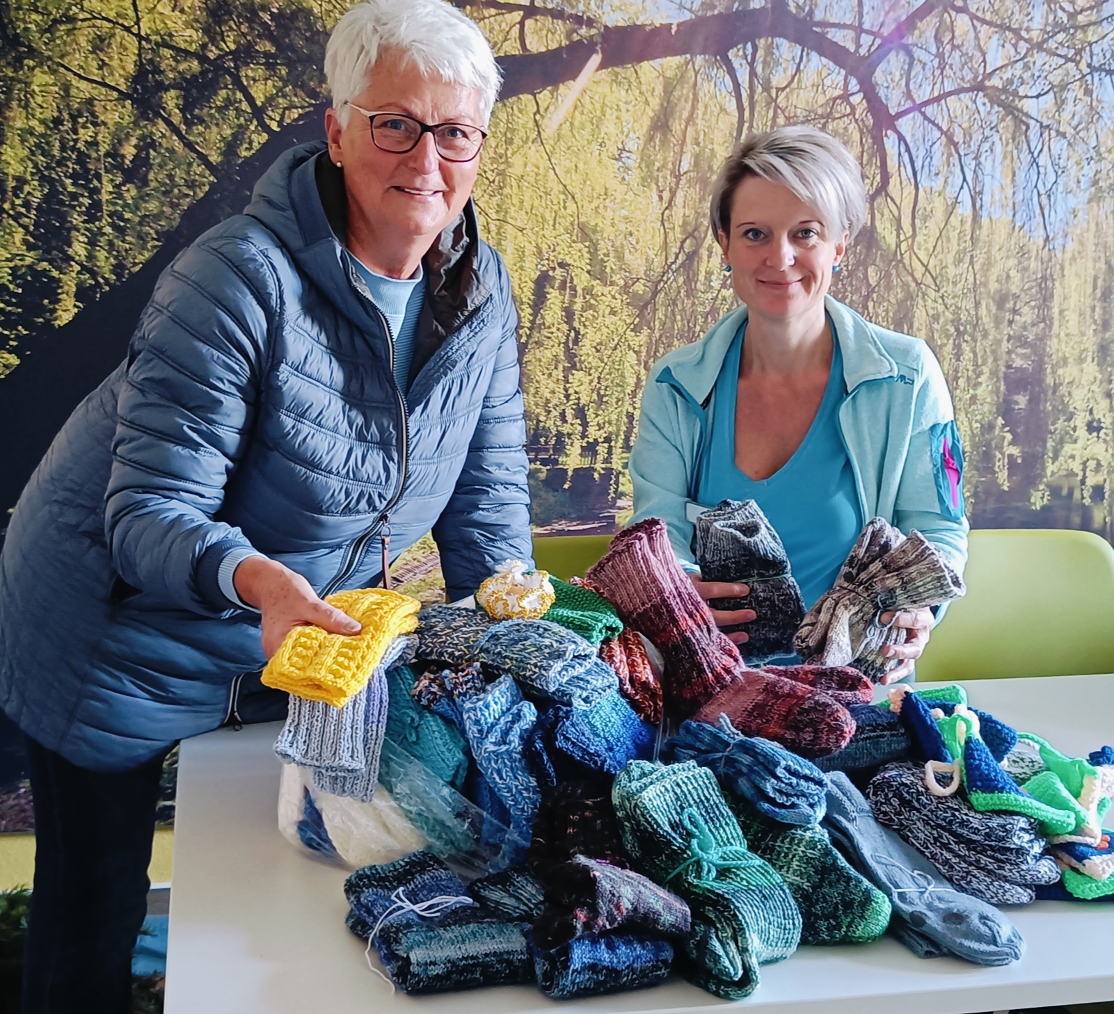 StrickClub übergibt warme Socken