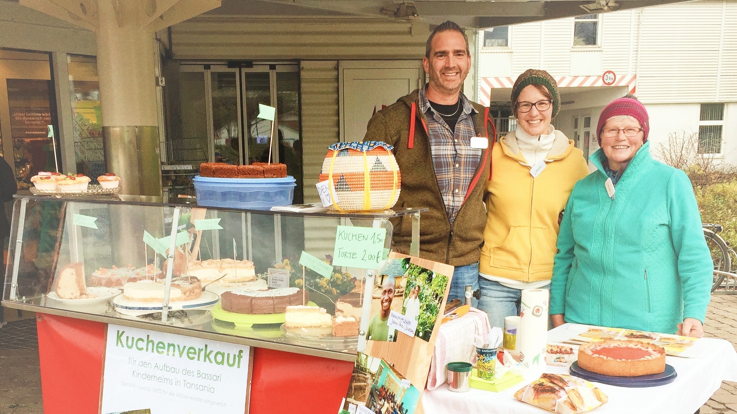 Kuchenverkauf in Kempten mit Peter, Yvonne und Martha