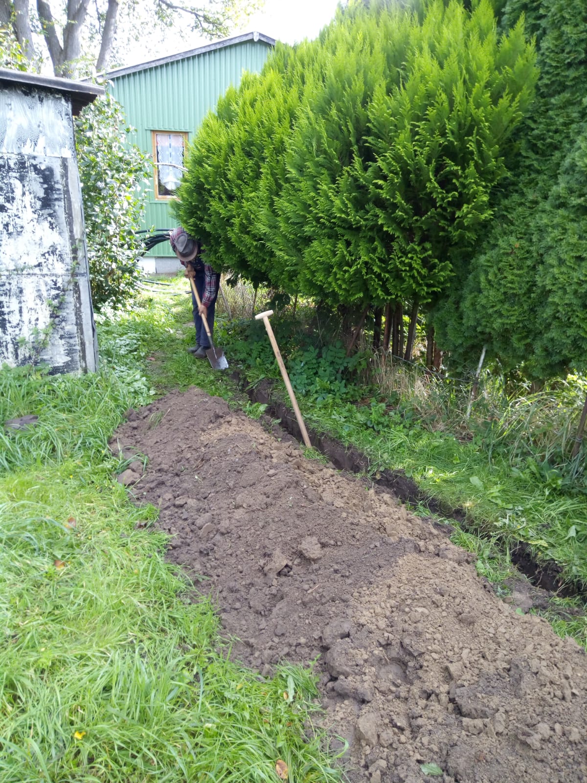 Arbeiten am Leck Wasserleitung im Garten 23