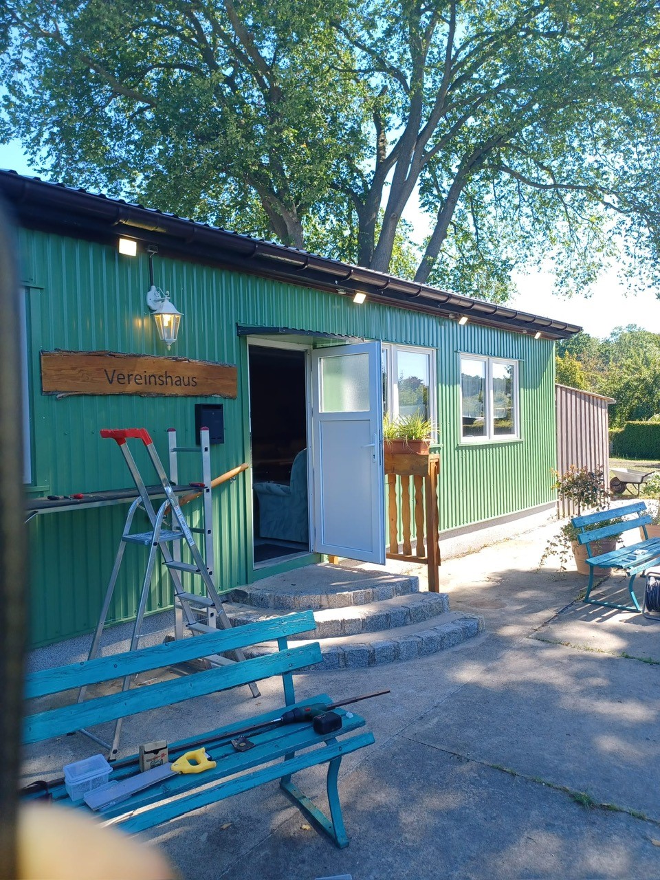vier LED-Lampen erhellen unser Vereinshaus