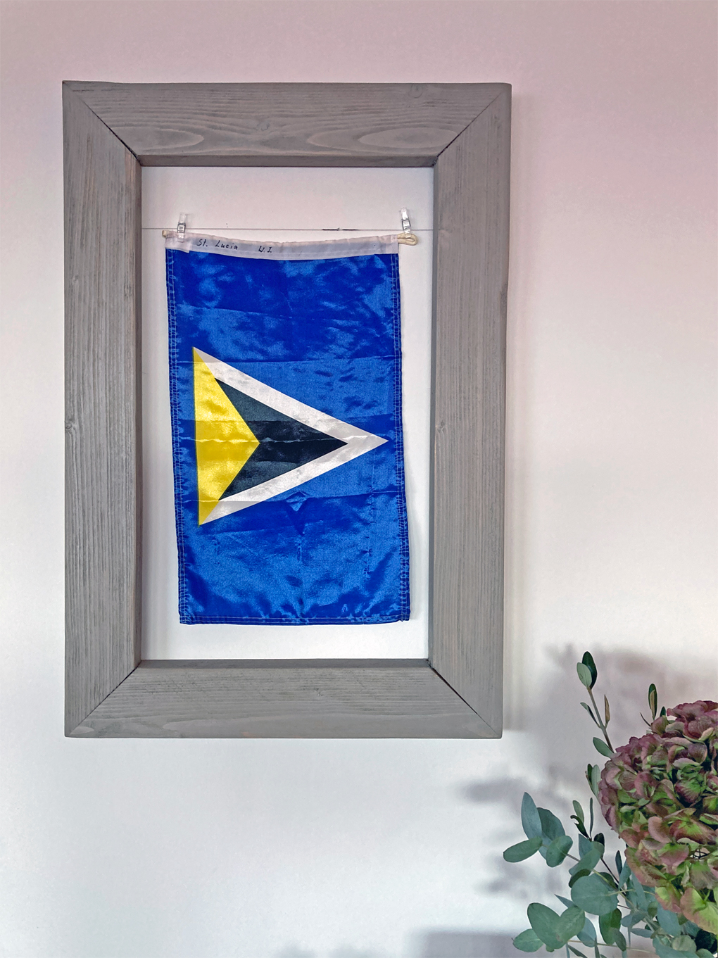 19. Wimpel ist die Nationalflagge von "St. Lucia" - W.I.