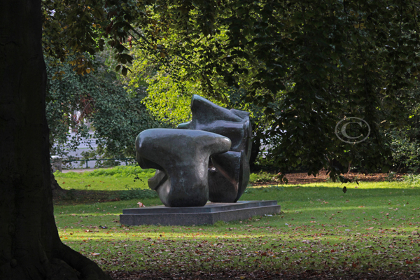 Two-Piece Reclining Figure: Points von Henry Moore (1971)