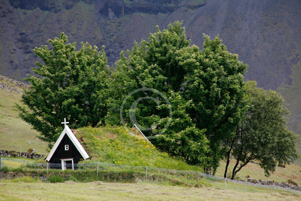 kleinste Torfkirche Nupstadur im Süden Islands