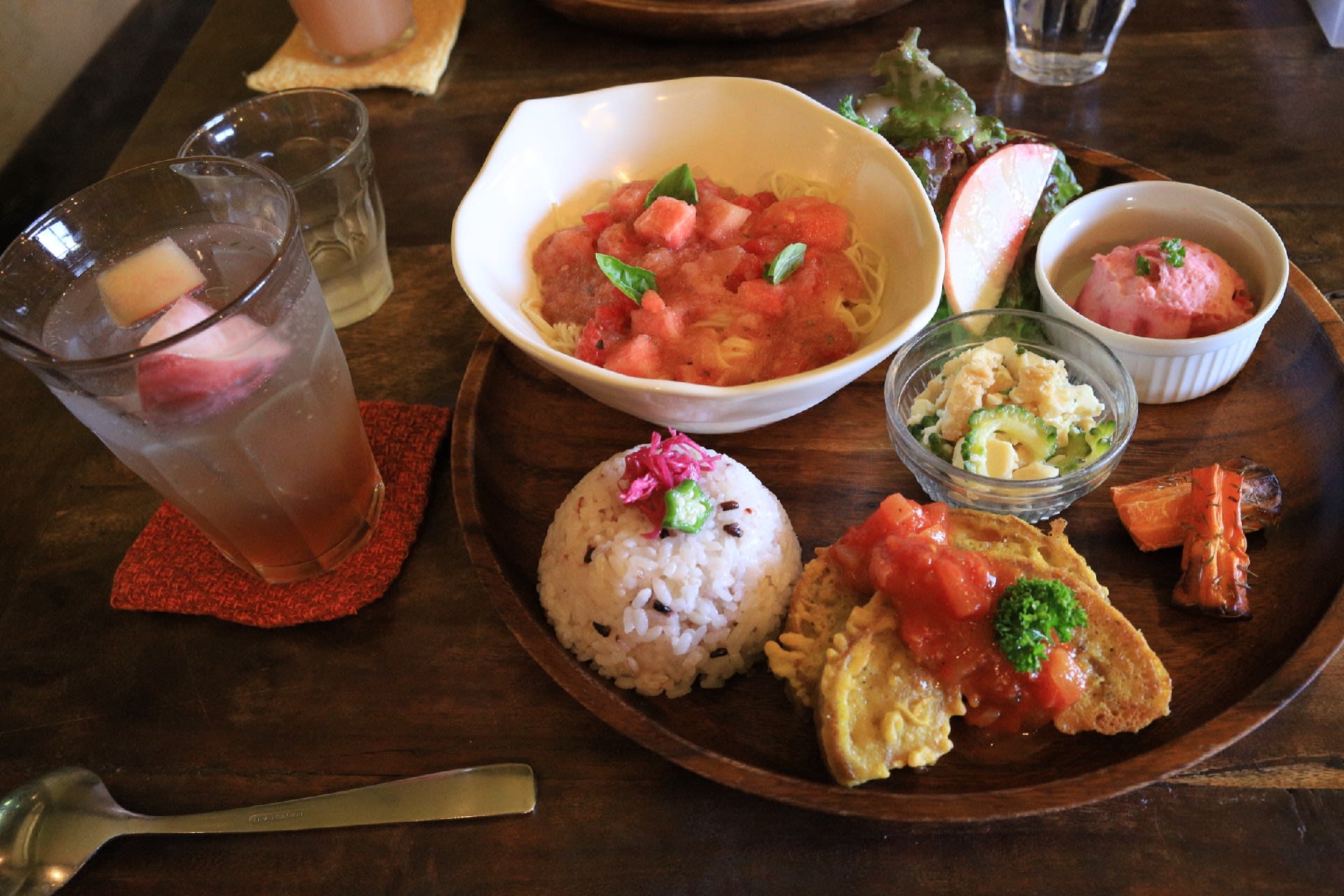 農カフェクルールの美しいヴィーガンランチ