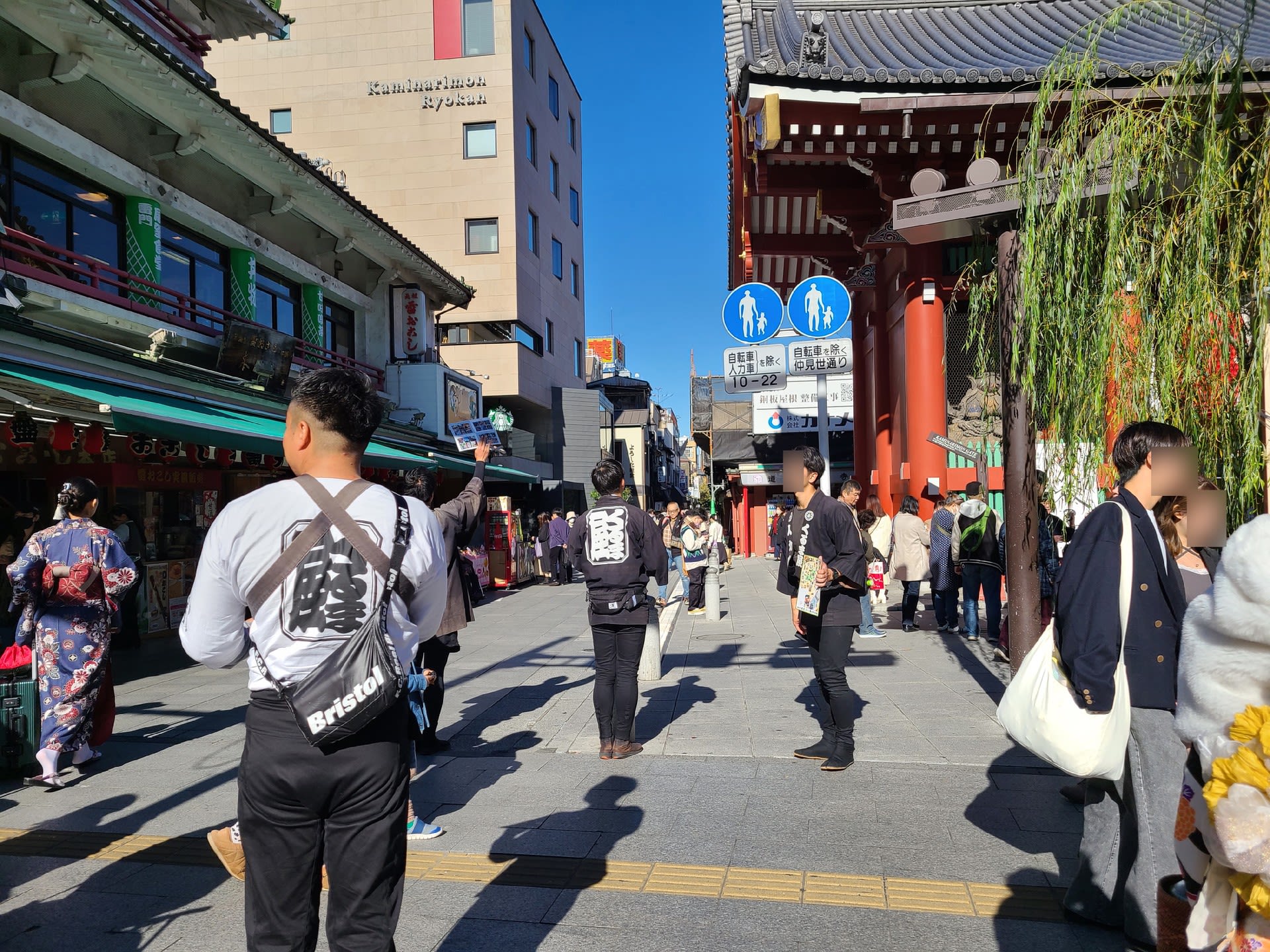 浅草寺雷門前で人力車乗車を勧める人のガッツ