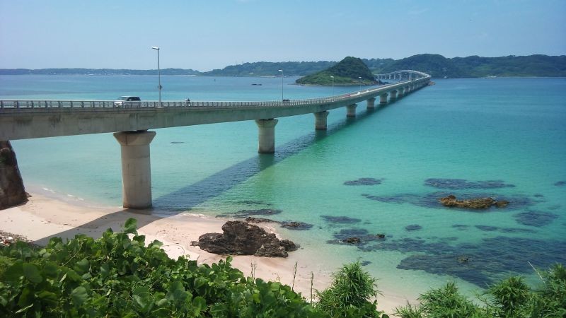コマーシャルでよく使われる角島大橋です。海がとても綺麗でした。